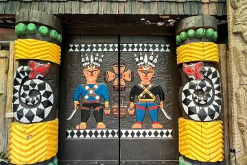 娜麓灣區的歌舞館大門 Naluwan District - Theater front door