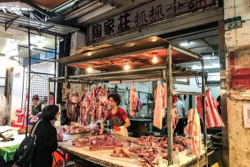 市場內的豬肉攤