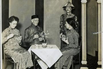 蘭大衛與連瑪玉穿著中國服裝介紹中華文化