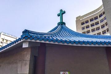 切膚之愛紀念教會的屋頂設計為八角涼亭的中式建築風格，屋頂上的十字架十分醒目