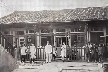 第一代彰基後棟（原作名稱：1910年代第一代醫院後棟一層樓建築及病人。典藏者：彰基文史博物館。發佈於《彰基文史博物館文史資料庫》