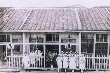 1930年代第一代醫院後棟一層樓建築及婦科。典藏者：彰基文史博物館。發佈於《彰基文史博物館文史資料庫》