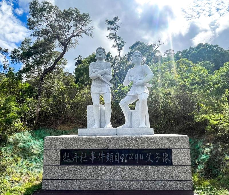 牡丹社事件頭目arugu頭目父子像 照片拍攝者：屏東縣牡丹鄉公所 / 拍攝日期：2022/04/22