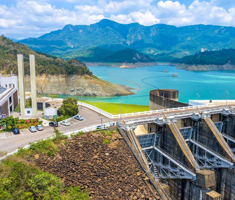 壯觀的曾文水庫截水大壩 照片提供者：千里步道協會