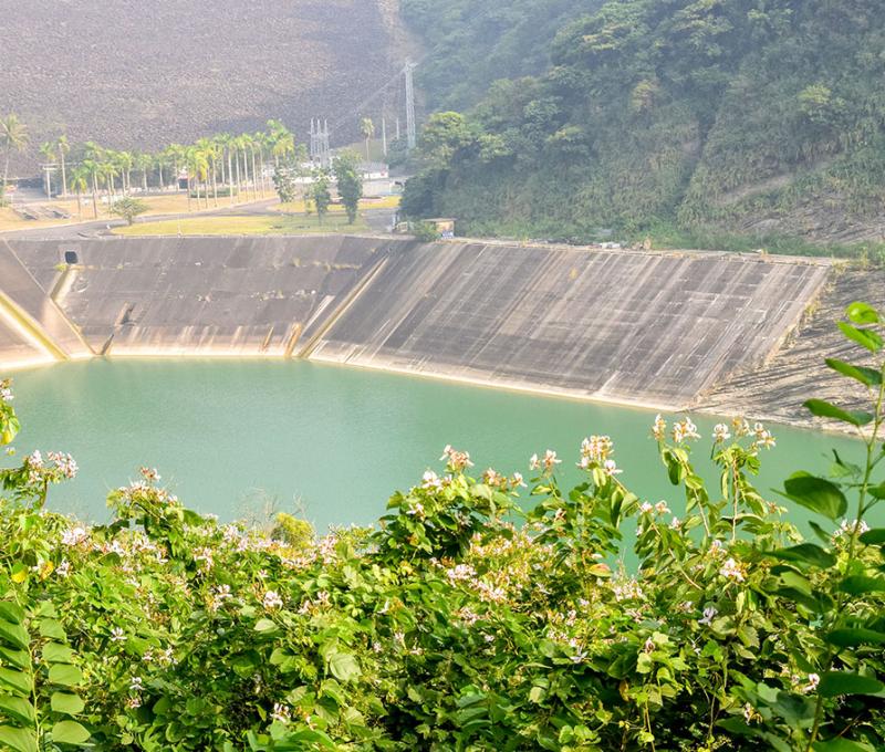 曾文水庫觀瀑亭看大壩 照片提供者：千里步道協會