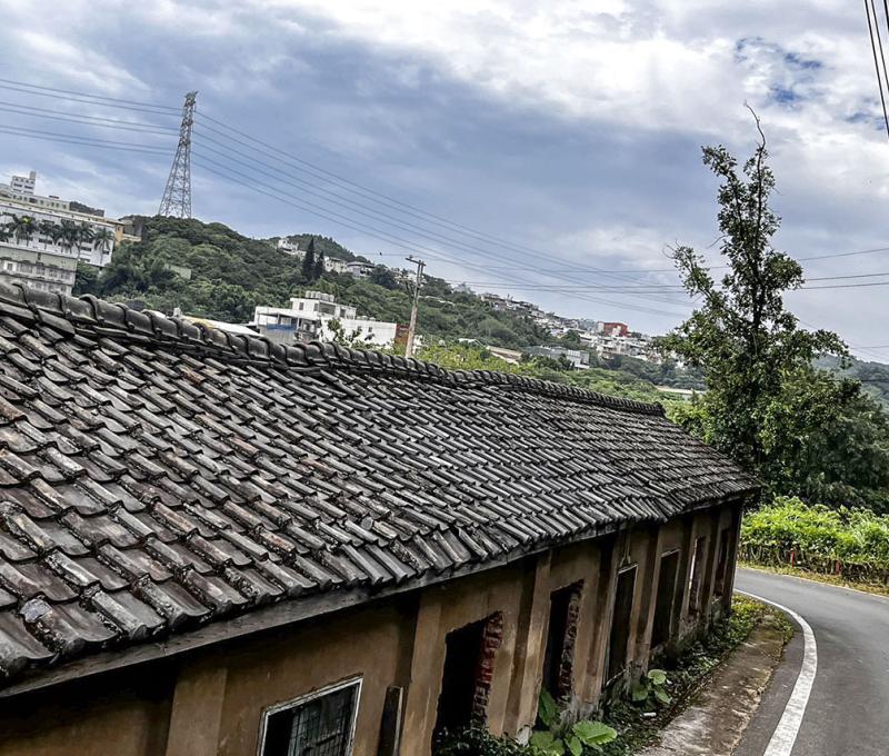 屋頂上排列整齊的黑瓦。照片提供者：鄧娜娜 / 拍攝日期：2023/06/19