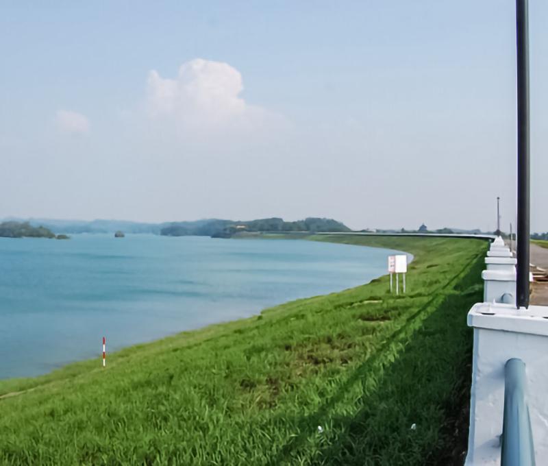 烏山頭的大壩石堤 照片提供者：烏山頭水庫風景區