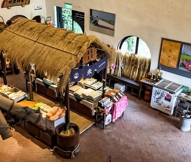 一樓大廳展示池上人文地理，主題展覽及多媒體放映，販售當地米、農產伴手禮。 照片提供者：稻米原鄉館