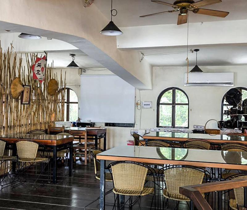 二樓多功能平台餐飲區，視野佳，適合放空、工作或舉辦活動，享受自然風光寧靜氛圍。 照片提供者：稻米原鄉館