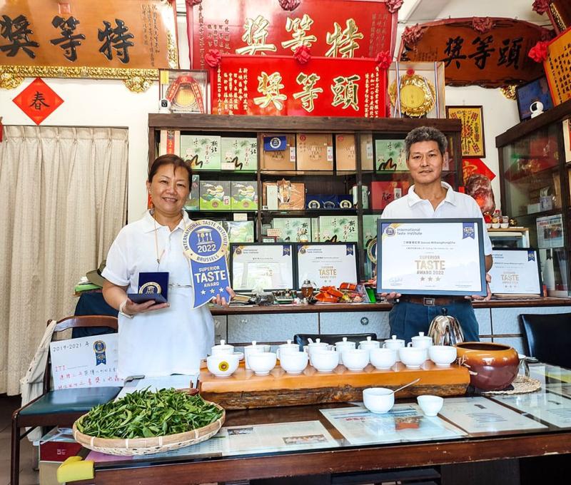 周老闆賢伉儷一起展示這些年獲得iTQi大獎的榮耀。照片拍攝者：三峽學教師社群 / 拍攝日期：2022/07/24