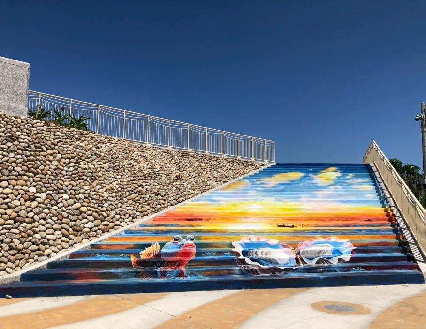 往海堤的彩繪階梯照片提供者：彰化海洋食研基地團隊