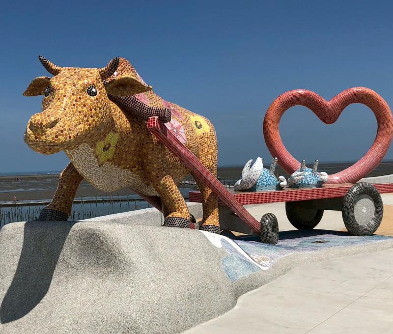 海堤上以海牛娶親意象設計的裝置藝術照片提供者：彰化海洋食研基地團隊