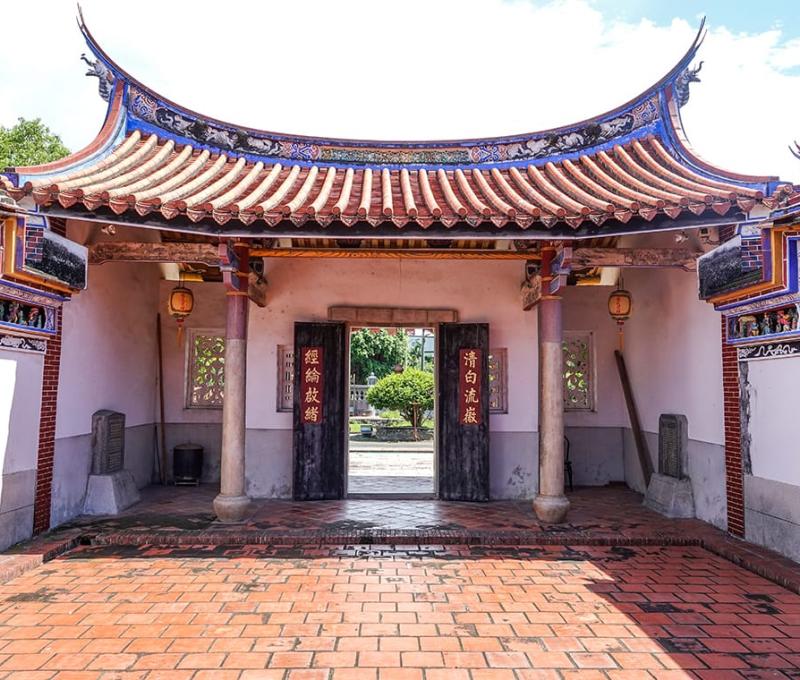 楊屋祠堂獨特的燕尾翹脊，棟頂的馬背接飾為精緻的琉璃貼及彩繪鑿花 照片拍攝者：客家委員會客家文化發展中心提供 / 拍攝日期：2022