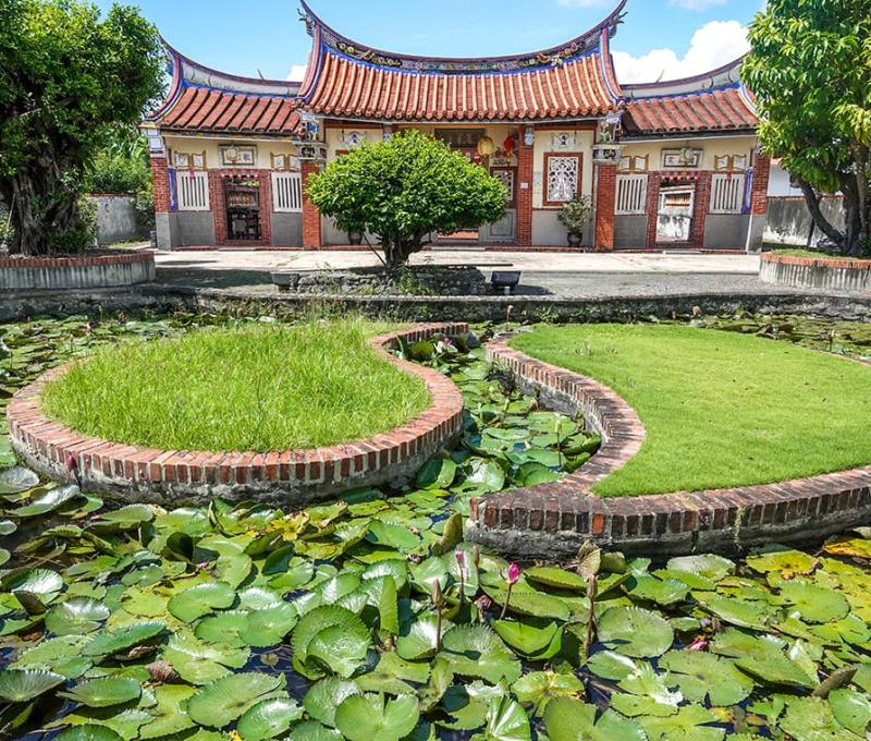 楊屋祠堂及其太極兩儀池。楊屋祠堂為1919年由楊屋宗親集資興建，前有傳統客家宗族重視風水而展現的「太極兩儀池」，象徵著生生不息、子孫綿延的意涵。 照片拍攝者：客家委員會客家文化發展中心提供 / 拍攝日期：2022