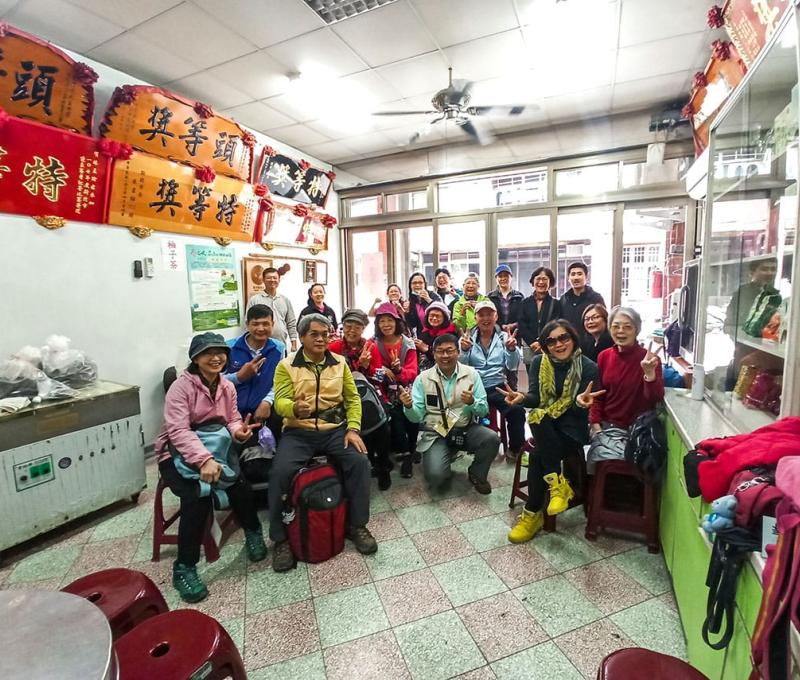 茶行的得獎無數的獎牌也說明了天芳優異的製茶技術，而近年也多結合茶鄉輕旅行的活動推廣。照片拍攝者：三峽學教師社群 / 拍攝日期：2022/07/24