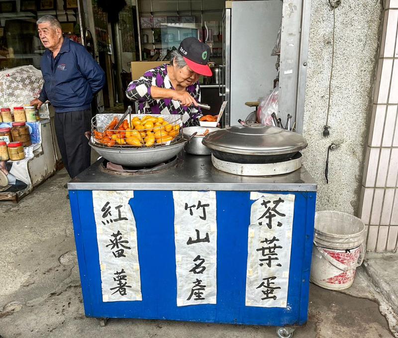 廟旁小吃攤販售小番薯，流傳著嘉慶君與「番薯好吃免大條」的故事 照片提供者：黎沚盈／拍攝日期：2023/12/30