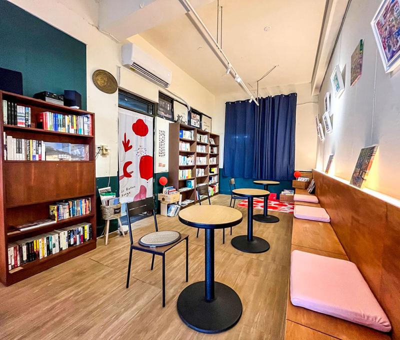 紅氣球內部展覽品兼休憩看書