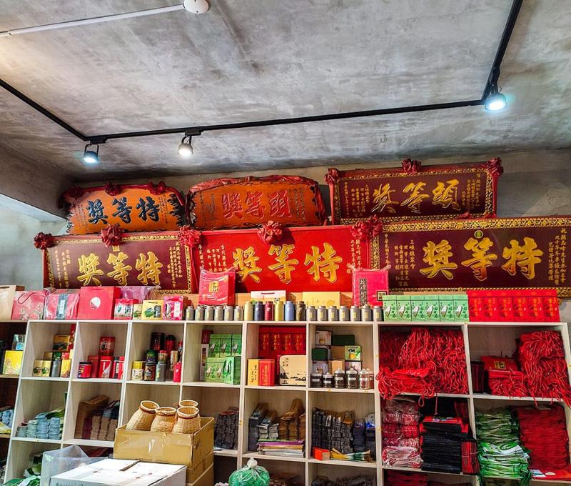 展售空間也放著無數的得獎匾額與獎牌。照片拍攝者：三峽學教師社群 / 拍攝日期：2022/07/24