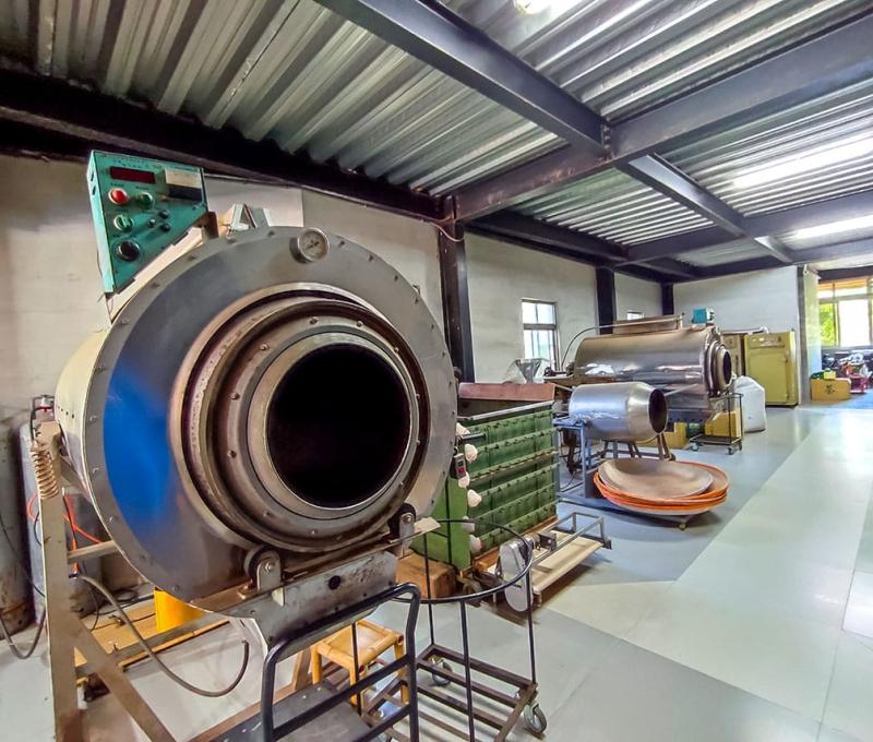 進入製茶工廠看見炒菁專用的殺菁機。照片拍攝者：三峽學教師社群 / 拍攝日期：2022/07/24