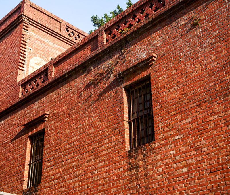 「西洋樓」二、三樓陽台的女兒牆，都有鏤空的磚砌裝飾