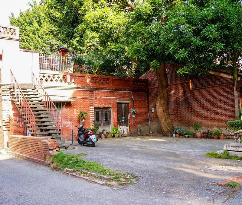 「西洋樓」是一棟三層樓的磚造樓房，造形像階梯狀的由前向後堆高一層，每一樓層都有庭院式的陽台