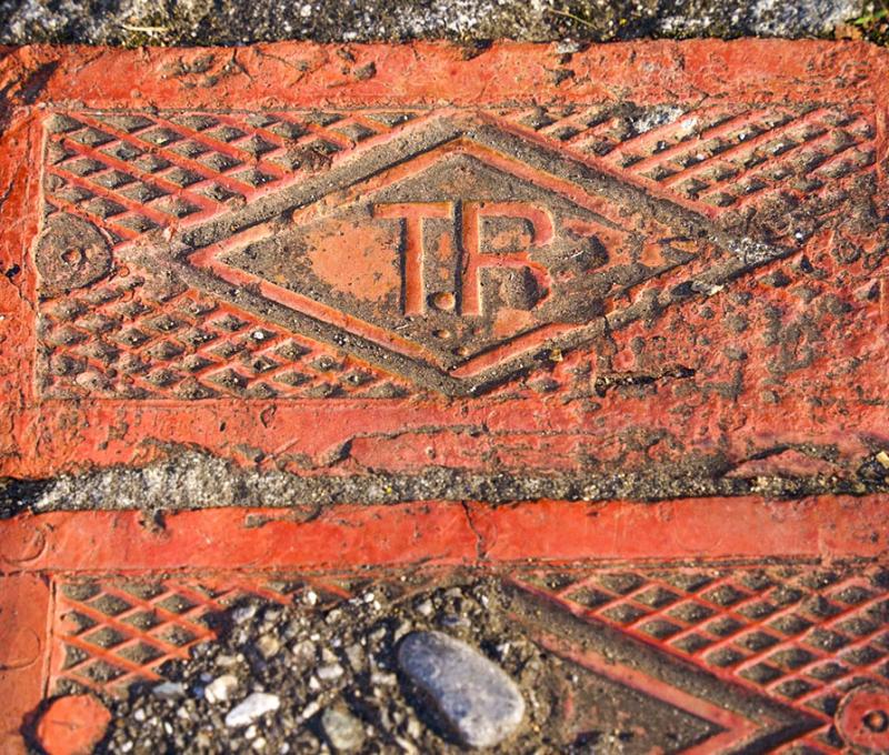 「西洋樓」的建材使用當時高品質的TR磚(「TR」字樣，為台灣煉瓦Taiwan Renga株式會社的商標)，也是一種財力的象徵