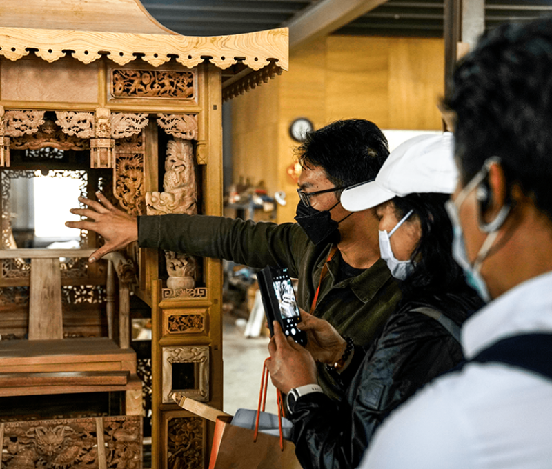 第一代王永川(1932～2020)自幼跟著其父親學習木工，後自立「永川工藝社」，偶然機緣下開始製作神轎。2010年王永川經臺南市政府登錄為傳統藝術神轎製作保存者，目前已傳承至第三代，並於廠內設立展示間，拉近傳統工藝與民眾的距離。 照片提供者：踏溯臺南辦公室