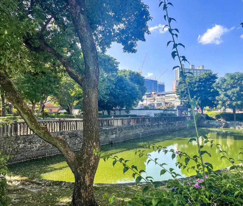 林家三落大厝的半月池