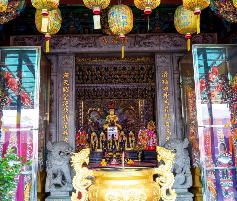 清海宮主祀神為水仙尊王，陪祀文昌帝君及 關聖帝君