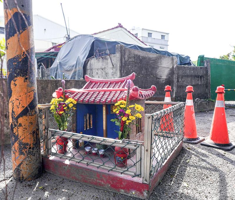 「五營」是臺灣民間信仰中重要的特徵之一，直觀地反映了聚落的邊界所在。保靈宮由於是三崁店的庄廟，五營位即是三崁店聚落的邊界，除了五營以外，居民也會在樹幹上綁上紅布，是三崁店居民日常生活中其人地互動的表徵。 照片提供者：踏溯臺南辦公室