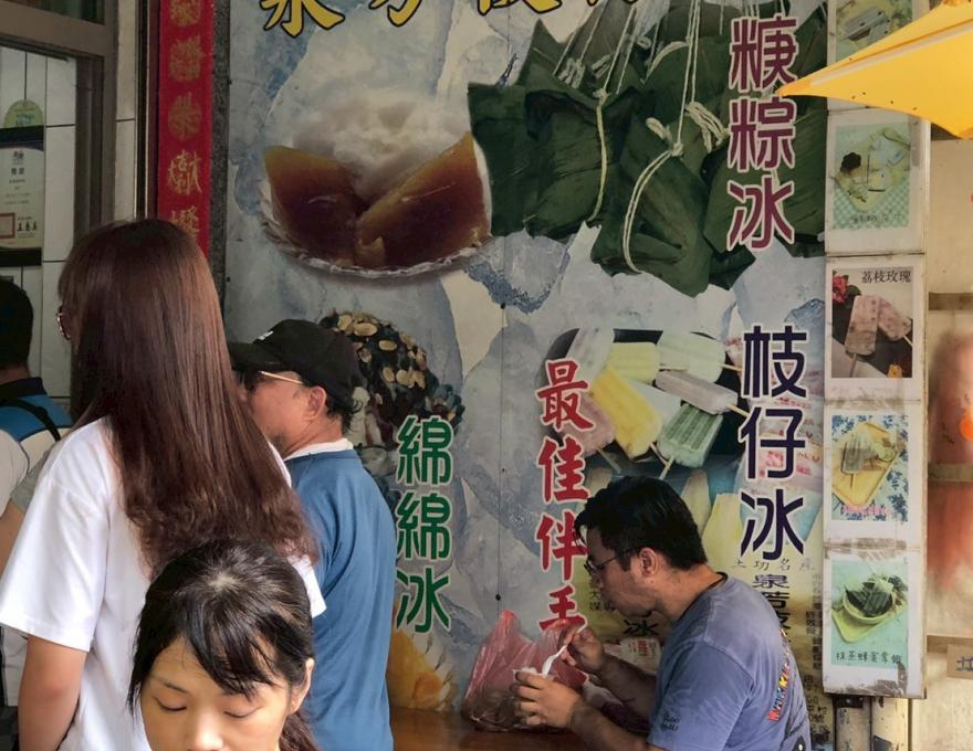 坐在店外座位品嘗的客人照片提供者：彰化海洋食研基地團隊