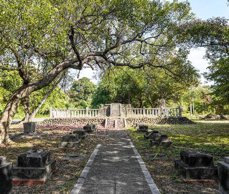 興建於昭和 5 年(1930)，為臺灣製糖三崁店製糖所(戰後改稱永康糖廠)奉祀的神社。臺糖公司一度決議與建商合作開發此區域，但由於區域內發現諸羅樹蛙的蹤跡，且保留豐富林相及生態故保存下來。雖然過去神社僅留下基座等殘跡，筆直參道仍能感受神聖空間的莊嚴與靜謐，一方面也映照著三崁店聚落在日治時期以至於當代所面臨的政治、經濟處境。 照片提供者：踏溯臺南辦公室