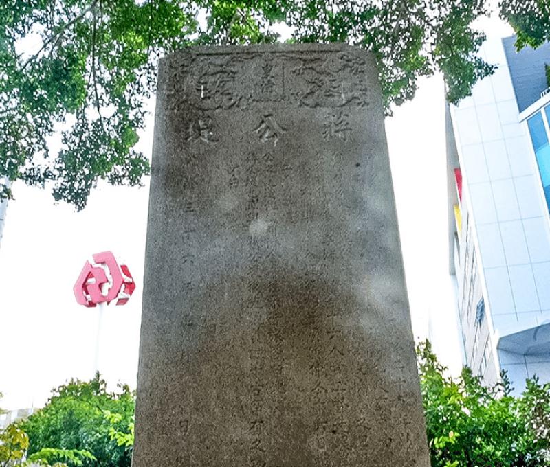 三崁店地勢低窪，屢遭大水侵襲，府城北路常因洪水而交通中斷，嚴重影響居民生活。清乾隆 28 年(1763)蔣允焄來臺擔任臺灣知府後，修築當地堤岸。當地居民為感念蔣公德政，稱新築的堤岸為「蔣公堤」，訴說著三崁店在清代是府城通往諸羅縣的「府城北路」的必經之處。 照片提供者：踏溯臺南辦公室