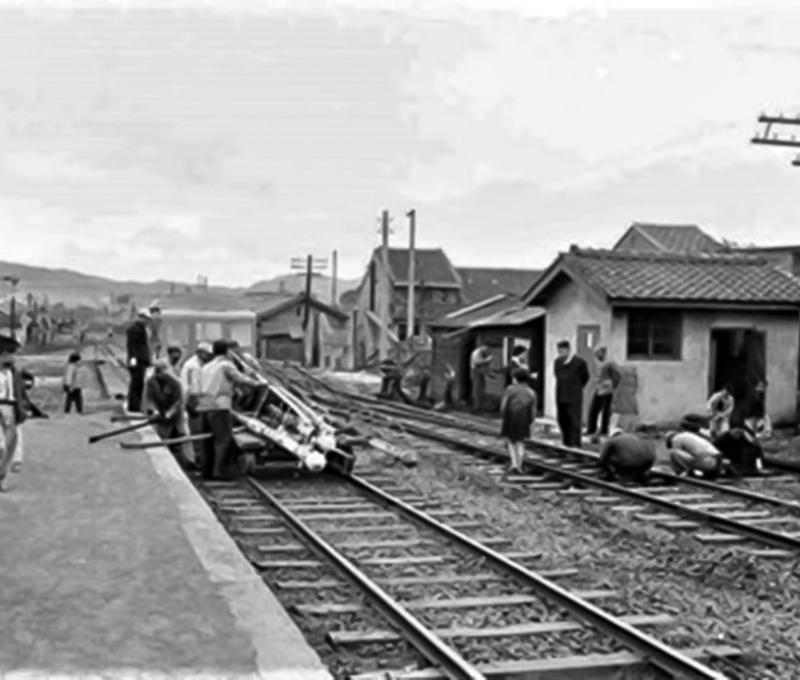 1965萬新鐵路景美站拆除時影象。照片拍攝者：景慶社區發展協會