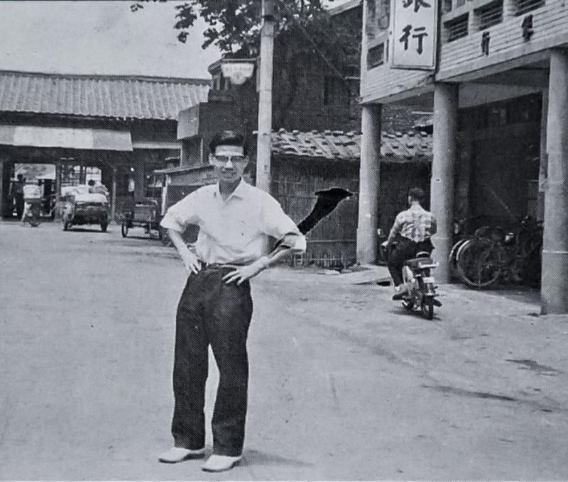 吳志榮醫師於車前街。照片拍攝者：景慶社區發展協會