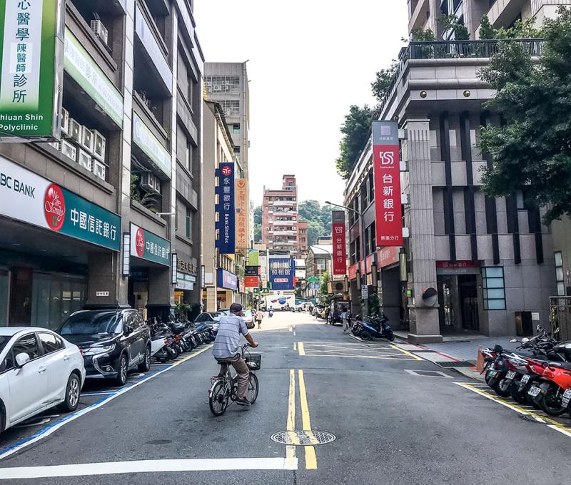 車前路兩旁高樓林立。照片拍攝者：方文樹 / 拍攝日期：2022/09/15