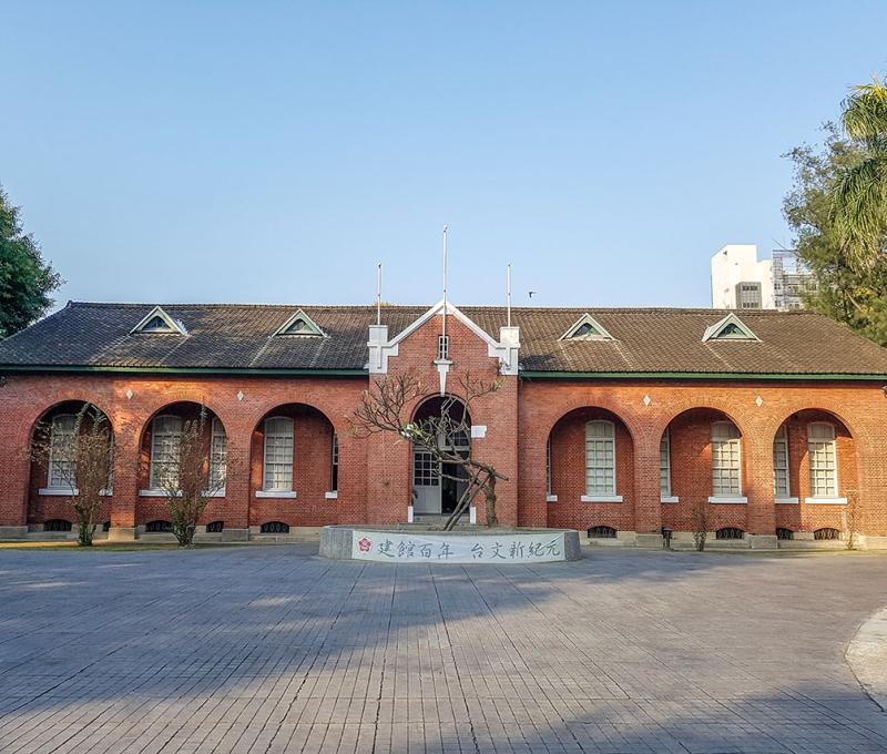 位於力行校區的臺灣文學系館為臺南市定古蹟，原為日治時期「陸軍衛戍病院」，戰後國民政府來臺，初期稱為陸軍訓練部軍醫院，改稱「陸軍 804 總醫院」。2000 年國防部將整個基地移交給成功大學，2003 年指定為臺南市定古蹟，2010 年完成古蹟調查規劃報告後開始修復。2013 年為成功大學臺灣文學系系館。 照片提供者：成大素材庫