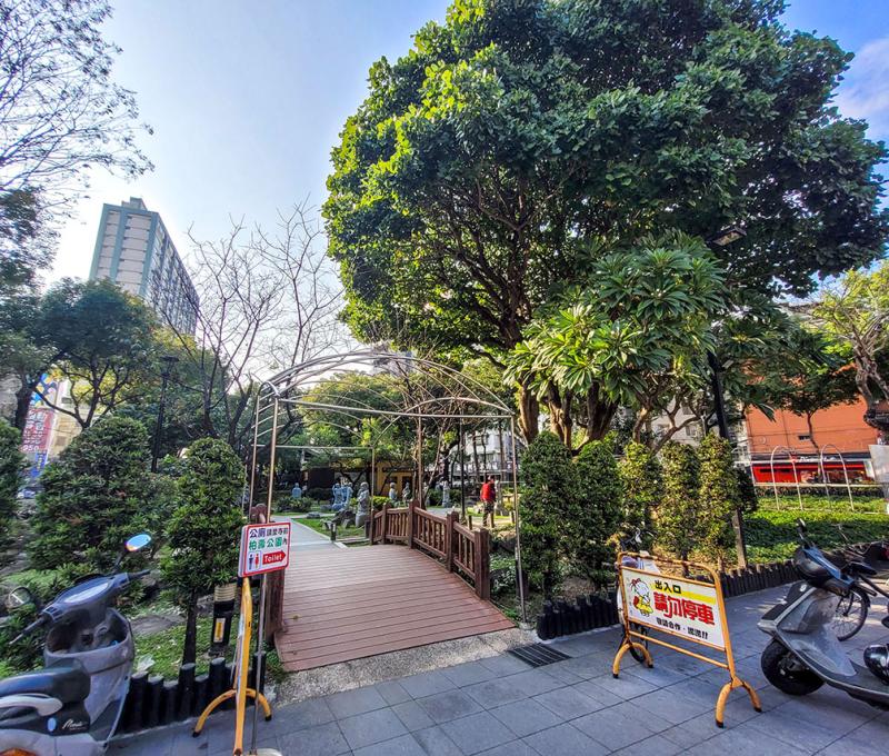 寺院前由板橋林家贈予的柏壽公園，圖中木板小橋即為「枋橋／板橋」之意象