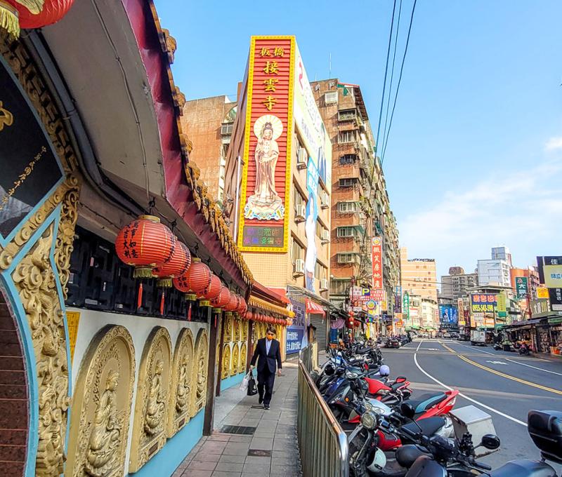寺院位於板橋舊城內，圖中右側馬路為古城城牆界址
