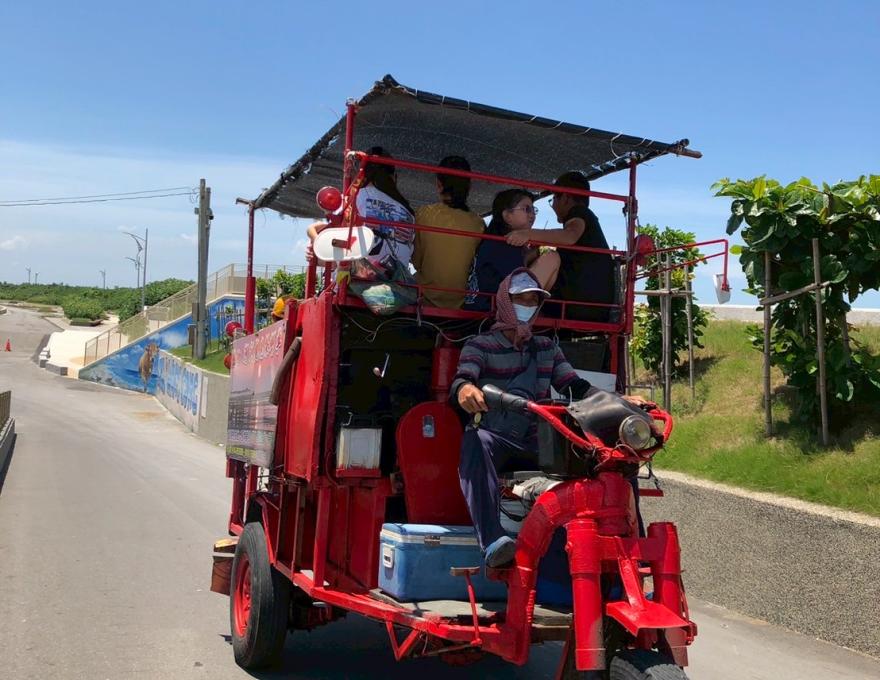 搭乘觀光三輪鐵車-1照片提供者：彰化海洋食研基地團隊