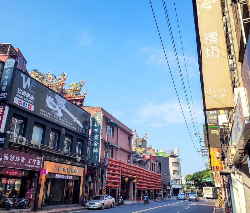 珠寶店聚集，前方為壯觀的慈惠宮燈籠