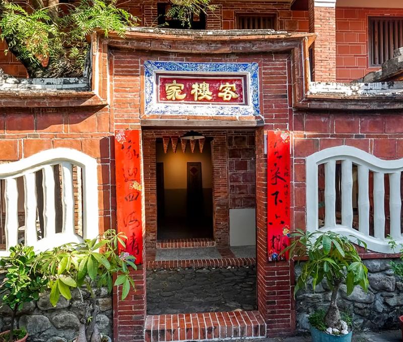 商樓大門 照片拍攝者：客家委員會客家文化發展中心提供 / 拍攝日期：2022