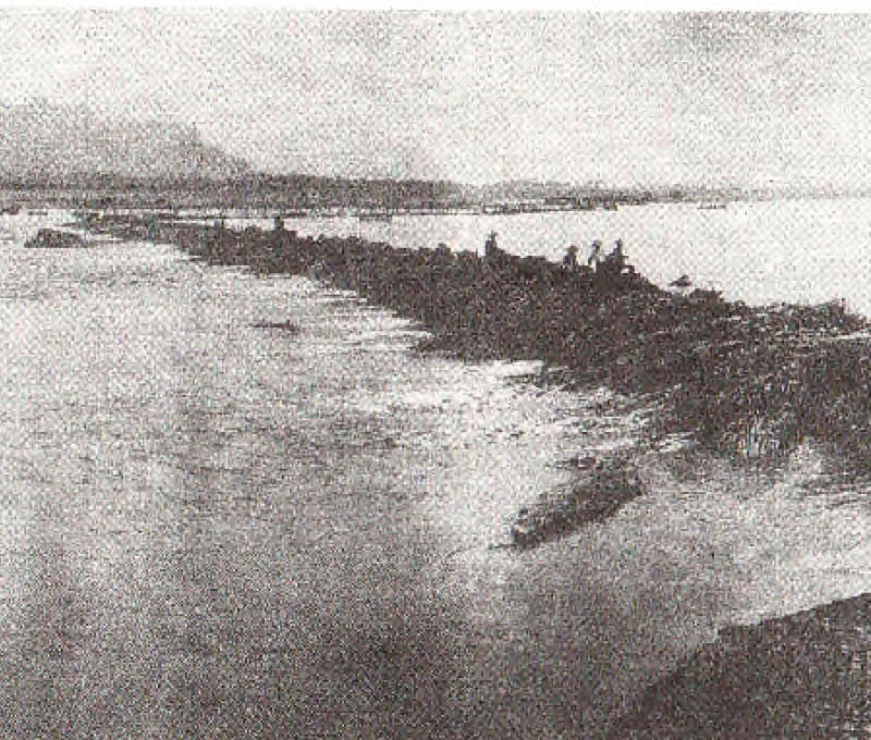 日治時期林內第二取水口在濁水溪河床施設竹笱攔截水源，一遇洪水便容易決壞 照片提供者：吳明韞，《嘉南大圳建設工程簡介-日本所遺留之水利大遺產》（臺南市：南市文化局，2015），頁100。