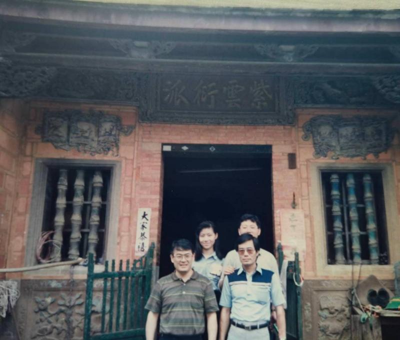 黃家後人在祖厝前合照（照片拍攝者：黃瓊麗）