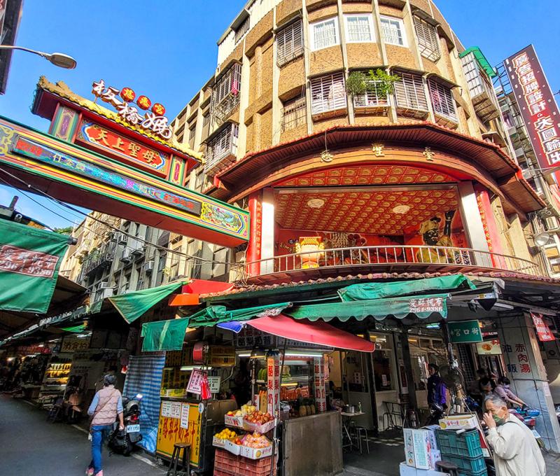 正廟前石柱和龍柱展現工匠好技藝的縷空雕刻，其一為郭台銘認捐的龍柱，刻有名字為證