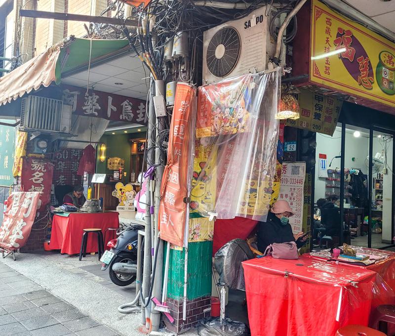 慈惠宮前聚集算命神準的卜卦攤位