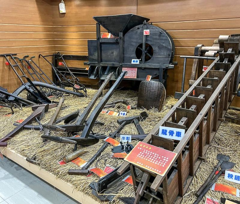 二樓農耕器具展示室陳列傳統農家器具 照片提供者：毛毓翔 / 拍攝日期：2023/03/14