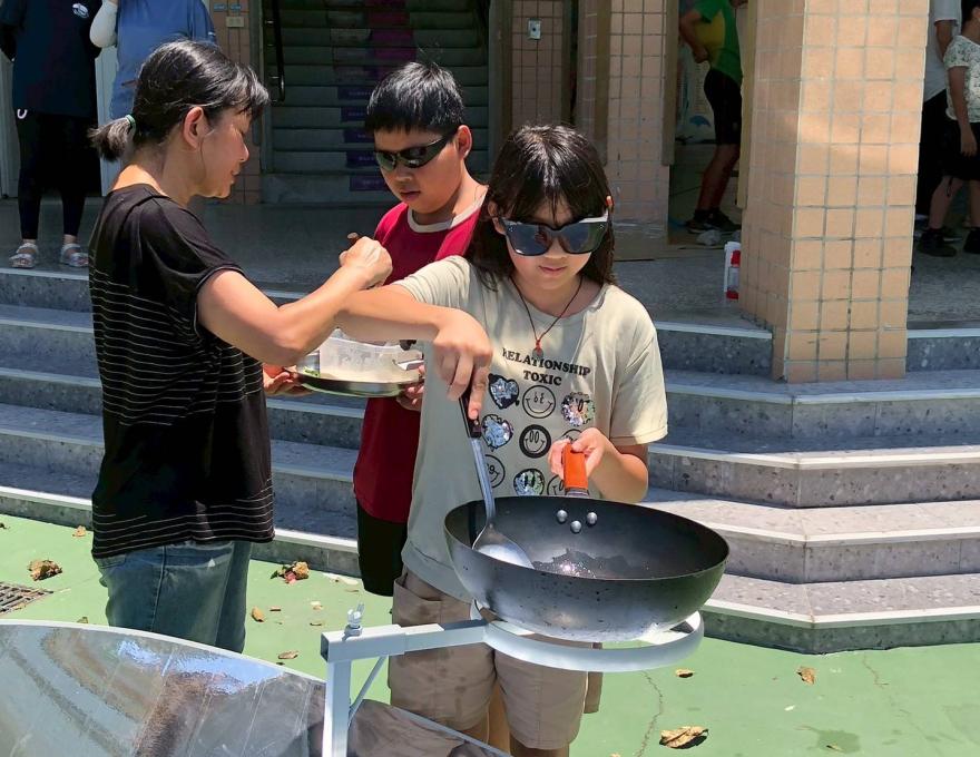 帶小朋友炒蚵仔-1照片提供者：彰化海洋食研基地團隊