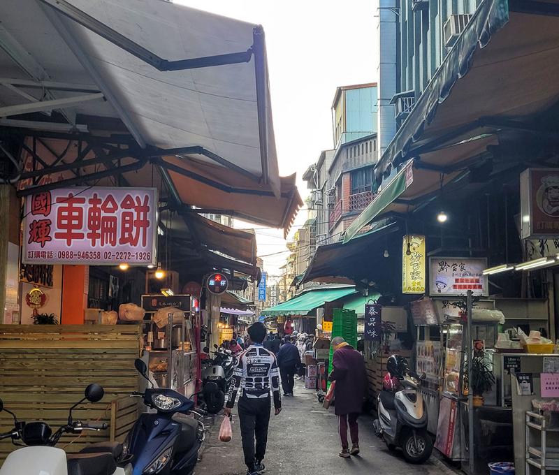 市場內攤商店家林立