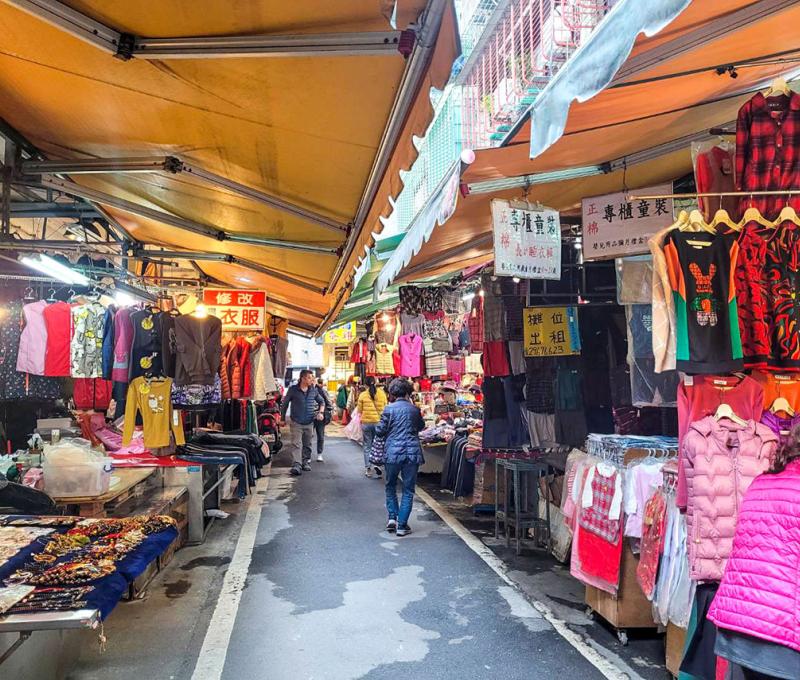 市場內服飾店面甚多，傍晚才會收店